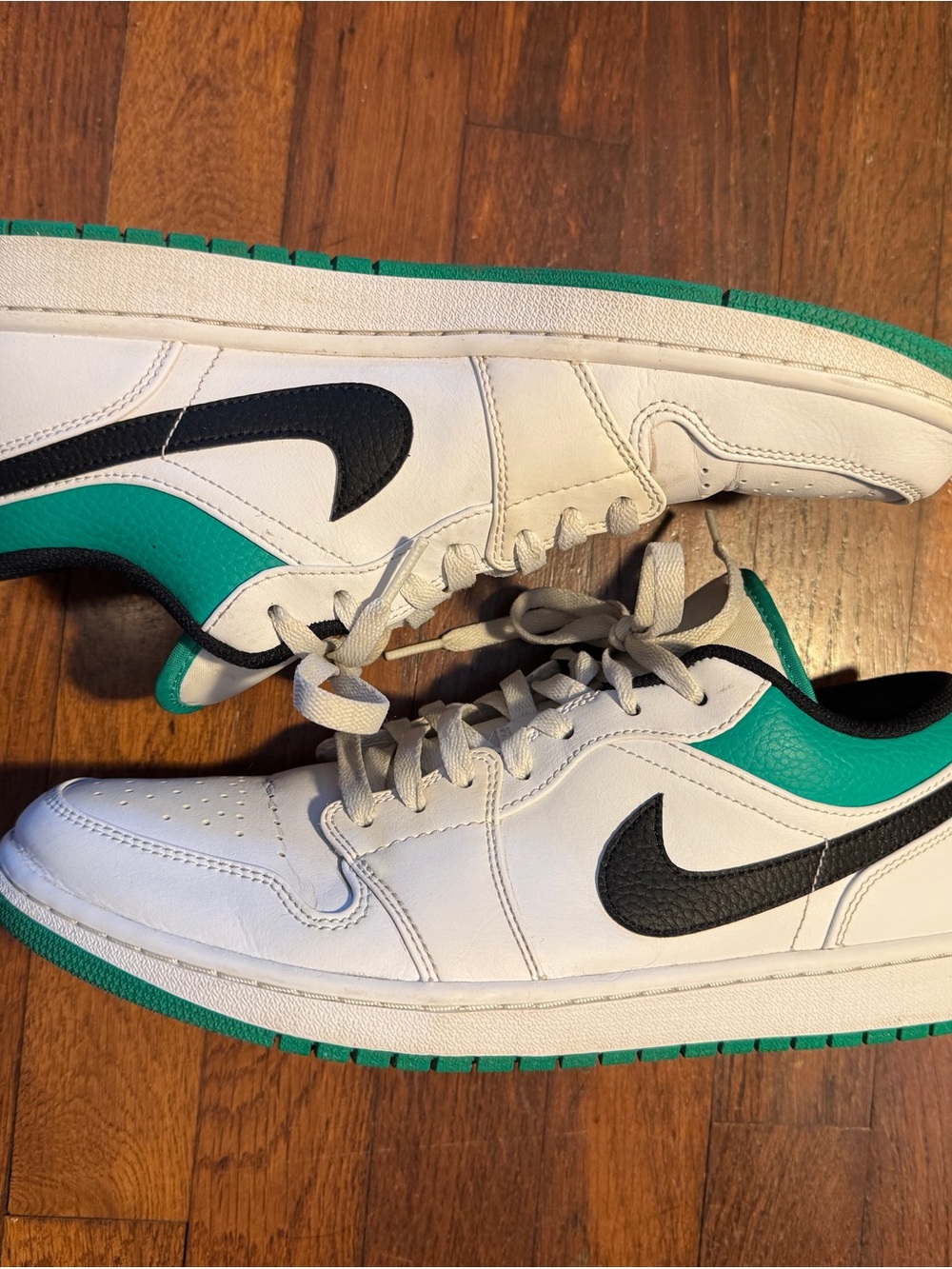 Jordan 1 Lows in Green and White - Picture 4 of 8